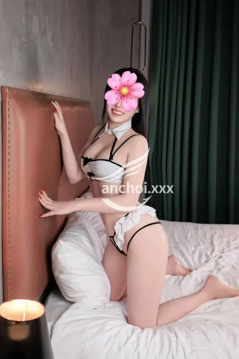 Ảnh 6 - Khánh Ngân - Dễ Thương , Boydy Bốc Lửa , Ngoan Chiều Khách