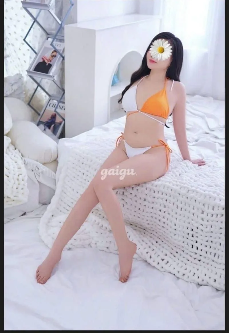 Minh Châu_ Body gợi cảm, chiều khách tới bến